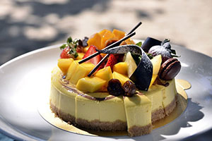 Cheesecake with creamy filling and biscuit base